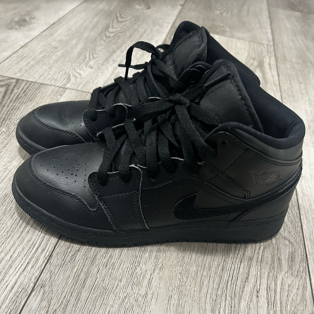 Jordan 1 Mid Triple Black